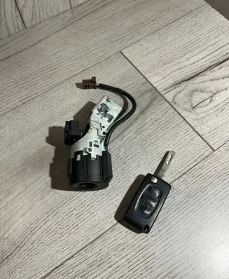 Citroen C4 I Ignition lock N0502073