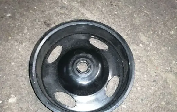 Volkswagen Golf V Crankshaft pulley 03D105255D