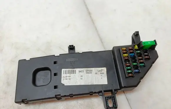 Opel Vectra C Fuse module 13168783 351788 SC718810500