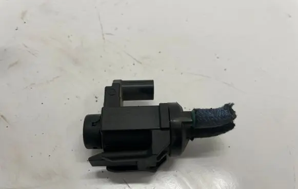 BMW 1 F20 F21 Vacuum valve 8570591