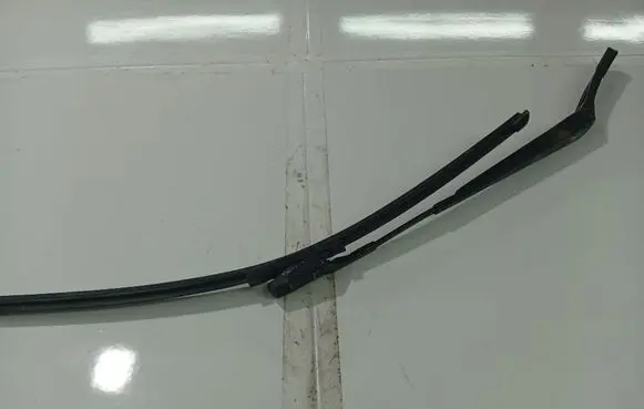 Volkswagen PASSAT B6 Front wiper blade arm 3C1955409C