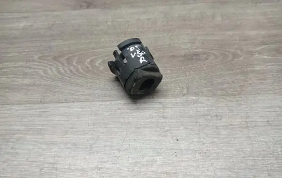 Volvo V50 Radiator mount bracket 30639749