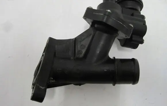 Renault 6 Thermostat housing 110600686R