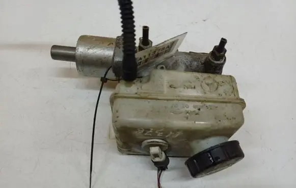 Mercedes-Benz A W169 Brake fluid reservoir