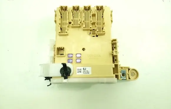 Toyota RAV 4 (XA40) Fuse module 8273042821
