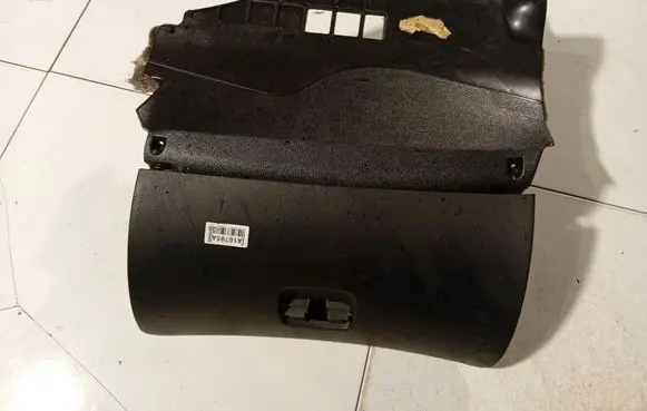 Glove box