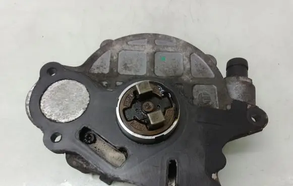 Volkswagen PASSAT B6 Vacuum pump 03L145100