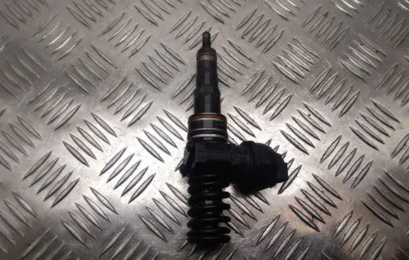Volkswagen PASSAT B5.5 Fuel injector 0414720037