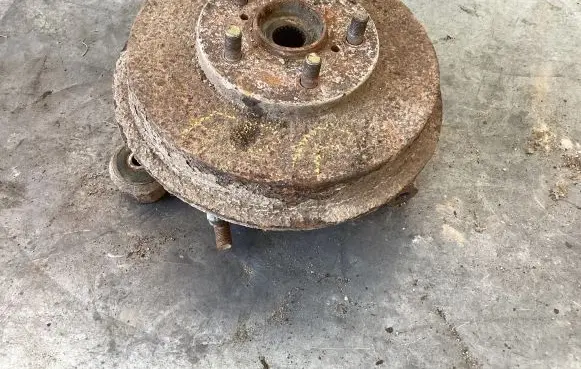 Rear wheel hub