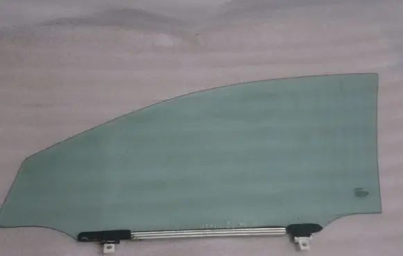 Toyota Avensis T250 Front door window glass four-door 6810105030 43R00050