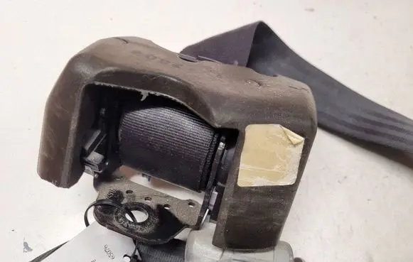 Volvo V50 Rear seatbelt 8665536