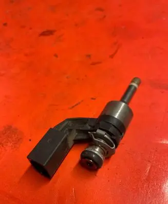 Volkswagen Golf VI Fuel injector 03C906036f