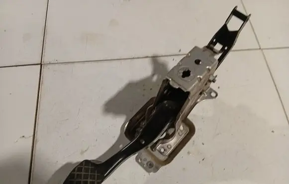 Volkswagen Golf Plus Brake pedal 1K1721057AD