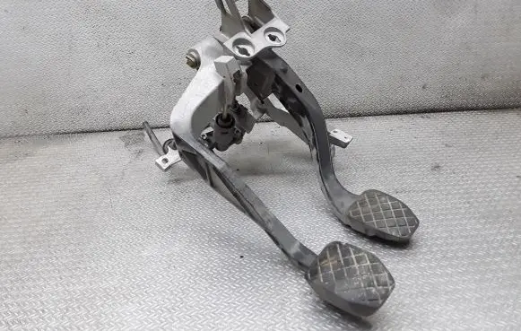 Volkswagen PASSAT B5.5 Pedal assembly 8D1721117P