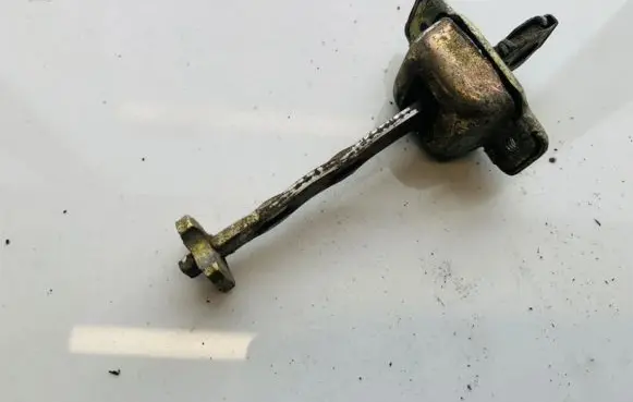 Volkswagen PASSAT B3 Rear door check strap stopper
