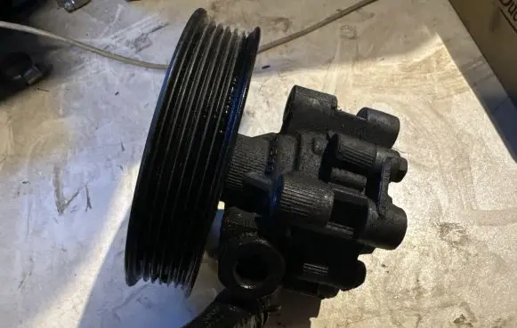 Chrysler Grand Voyager V Power steering pump 04693830AA