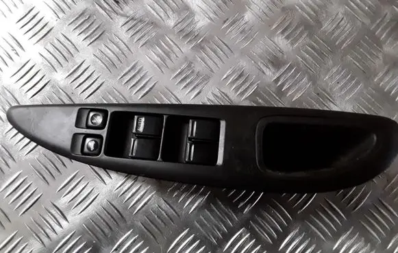Nissan Primera Electric window control switch 25401AV660 C8DD701N