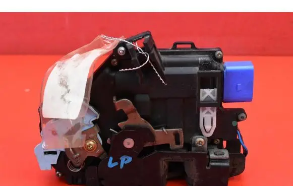 Volkswagen Caddy Front door lock 3D1837015