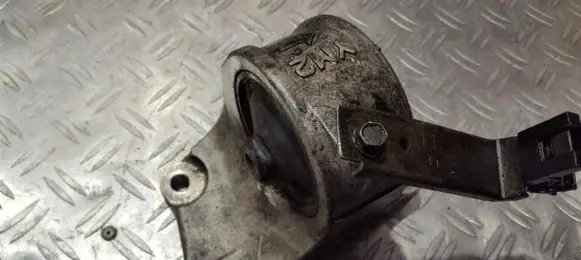 Nissan Almera N16 Engine mount bracket