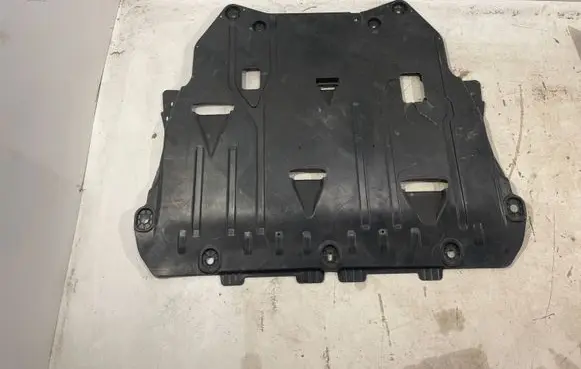 Volvo XC40 Engine splash shield/under tray 8889892388