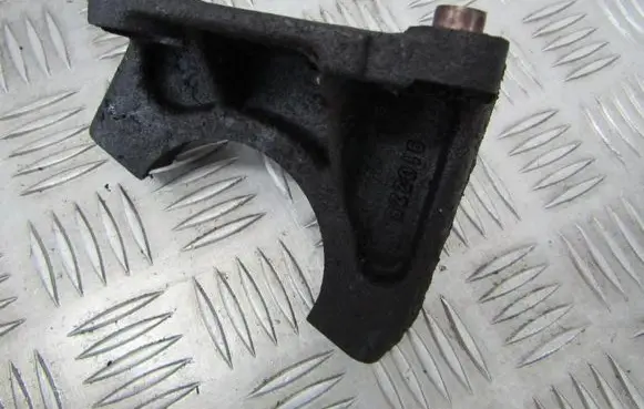 Volvo S70 V70 V70 XC Engine mounting bracket 910225