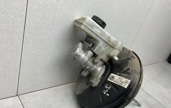Volkswagen Golf VII Brake booster 5Q1614105CM