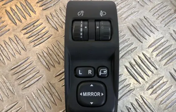 Subaru Impreza III Wing mirror switch 83002FG000 183605