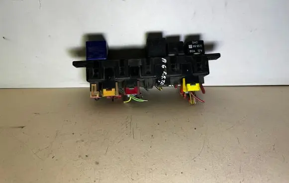Audi A6 S6 C4 4A Fuse module 4A0941822 896046