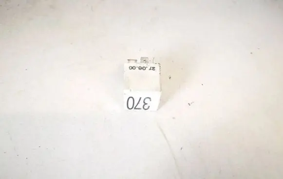 Volkswagen PASSAT B5 Other relay 8d0951253 370