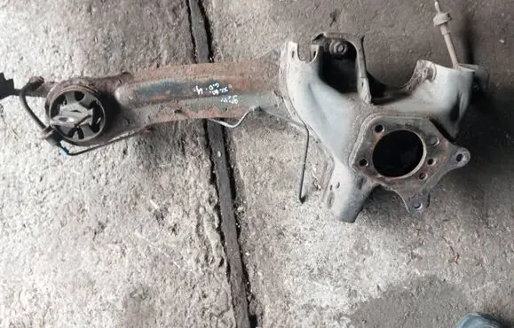 Rear wheel hub spindle/knuckle