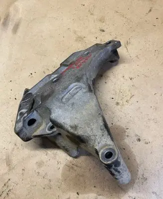 Volkswagen PASSAT B6 Engine mounting bracket 03L199207 KTS31V120