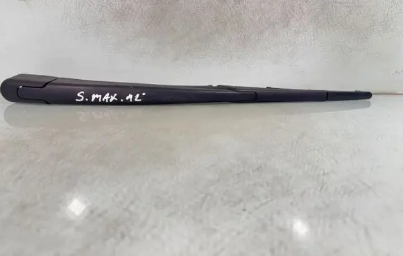 Rear wiper blade arm