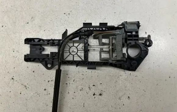 Volkswagen PASSAT B6 Rear door exterior handle/bracket 3C0837886E