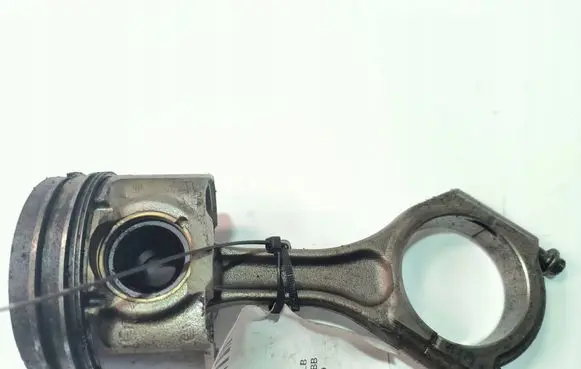 Subaru Outback Piston with connecting rod 