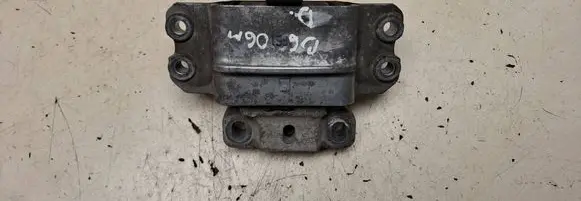 Volkswagen PASSAT B6 Engine mount bracket 3C0199555