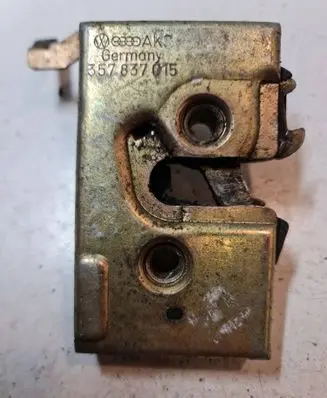 Volkswagen PASSAT B3 Front door lock 357837015
