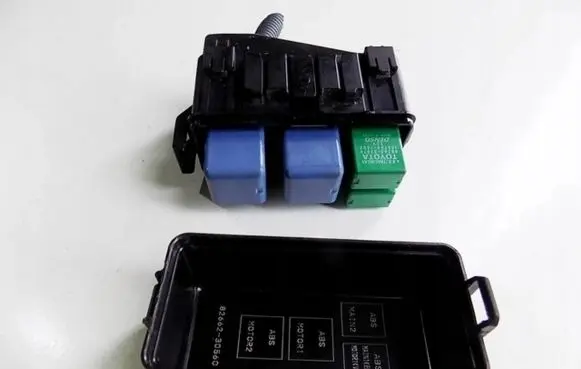 Lexus GS 300 350 430 450H Relay mounting block 