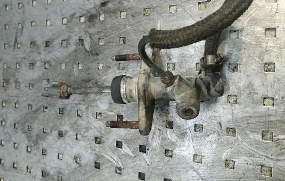 Volvo S40, V40 Clutch slave cylinder 