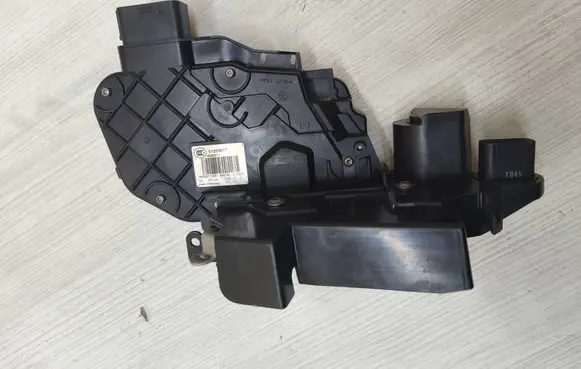 Volvo XC70 Front door lock 31253677
