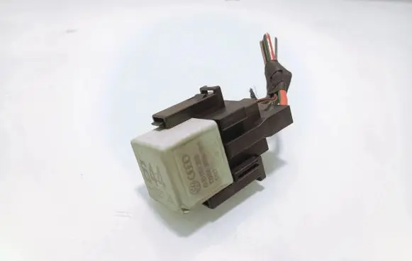 Volkswagen PASSAT B7 Fuel pump relay 4H0951253 644