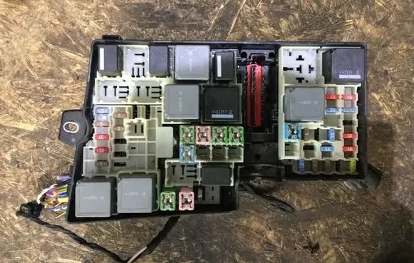 Volvo V40 Fuse module AV6T14A067AC