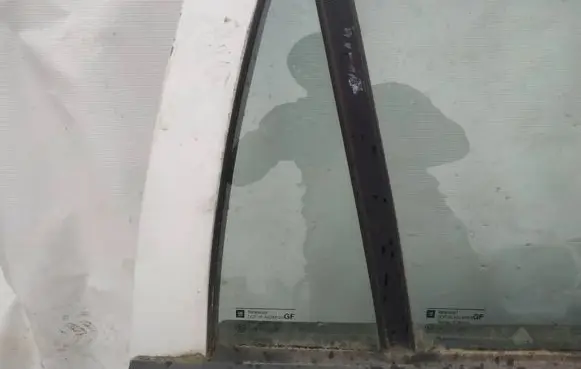 Opel Astra G Rear vent window glass 