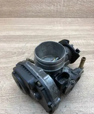Volkswagen Golf IV Throttle valve 06A133064J