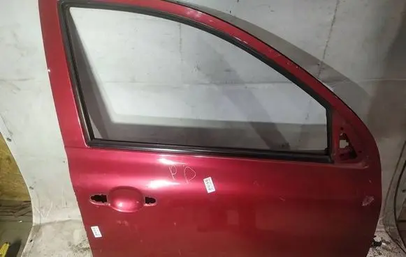 Nissan Micra Front door raudonos