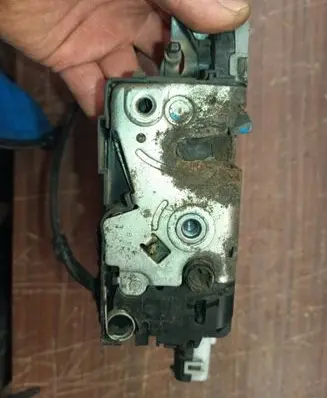 Peugeot 207 Front door lock 