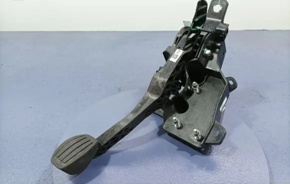 Peugeot 208 Accelerator throttle pedal 9824311680