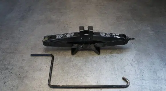 Toyota Yaris Spare wheel mounting bracket 09111-05010