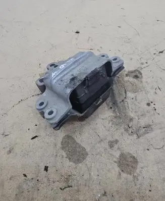 Volkswagen PASSAT B6 Engine mount bracket 3C0199555
