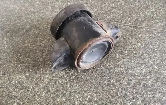 Nissan Leaf I (ZE0) Engine mount bracket
