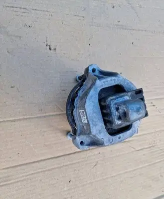BMW 5 G30 G31 Engine mount bracket 6860457